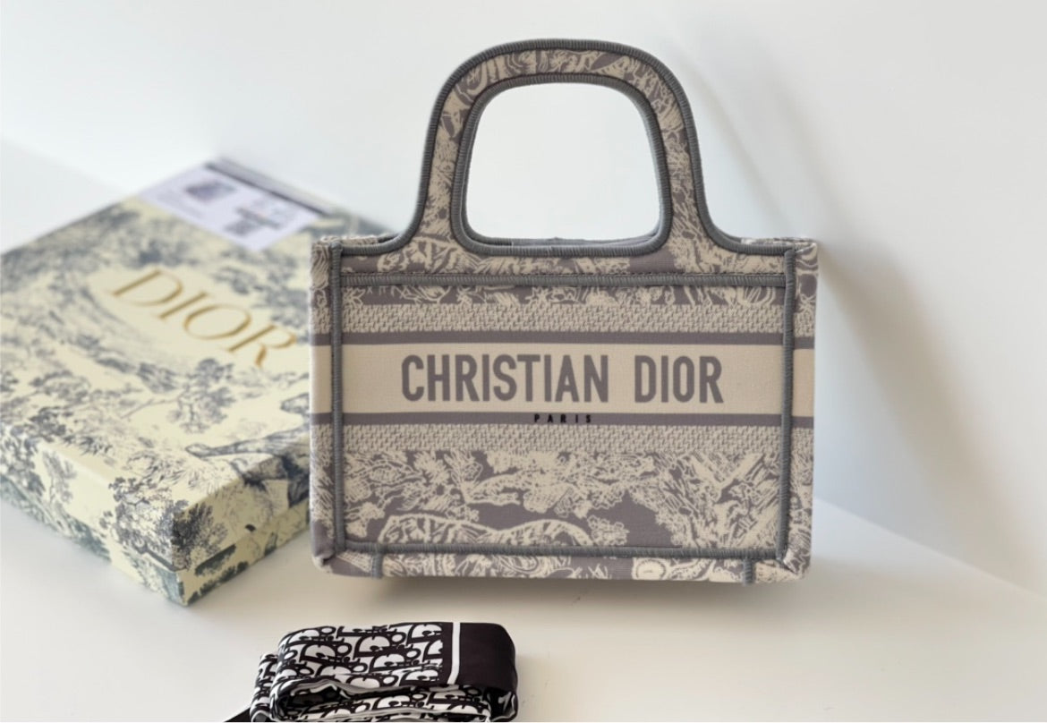 New woman Dior handbags