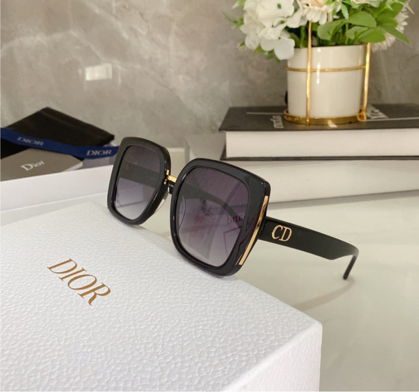 Woman Dior sunglasses