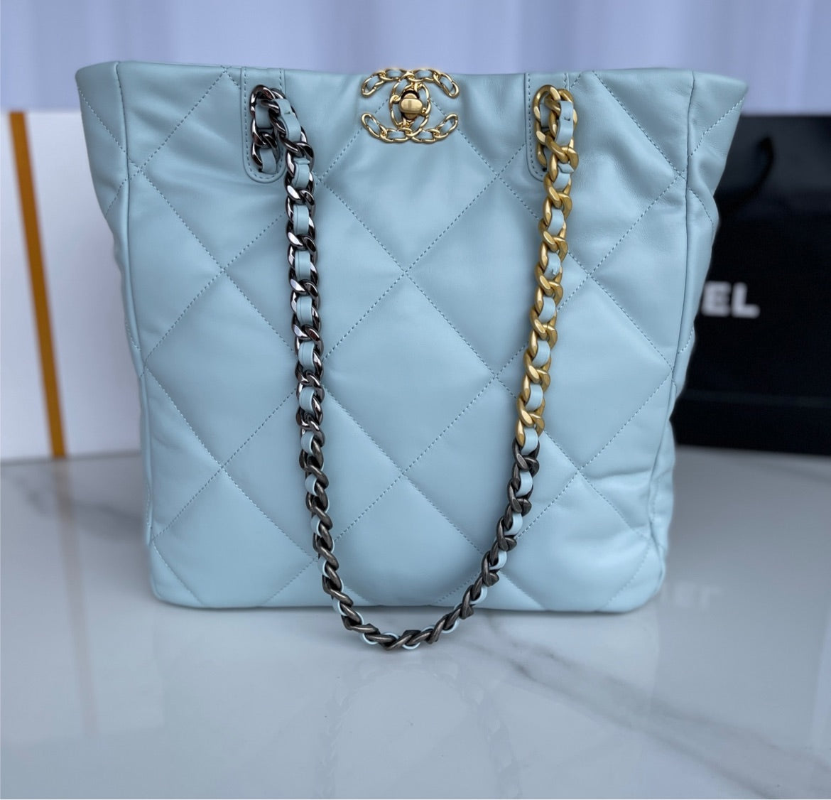 Soft leather Chanel woman shoulder handbag