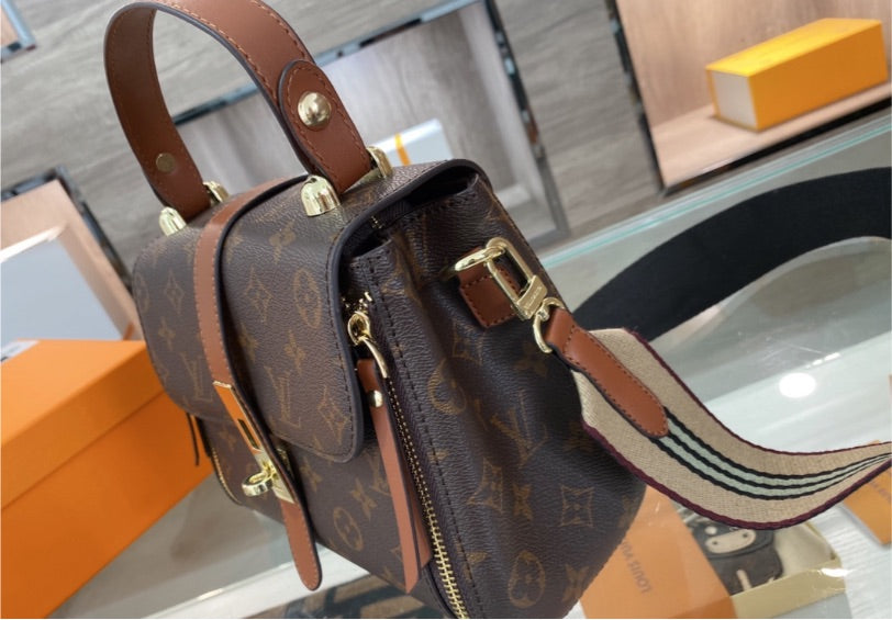 Leather LV a woman handbag