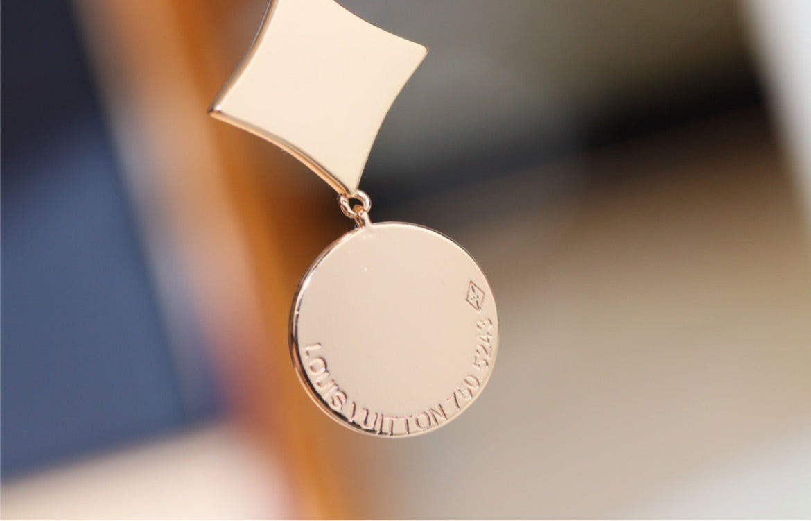 Woman New LV necklace