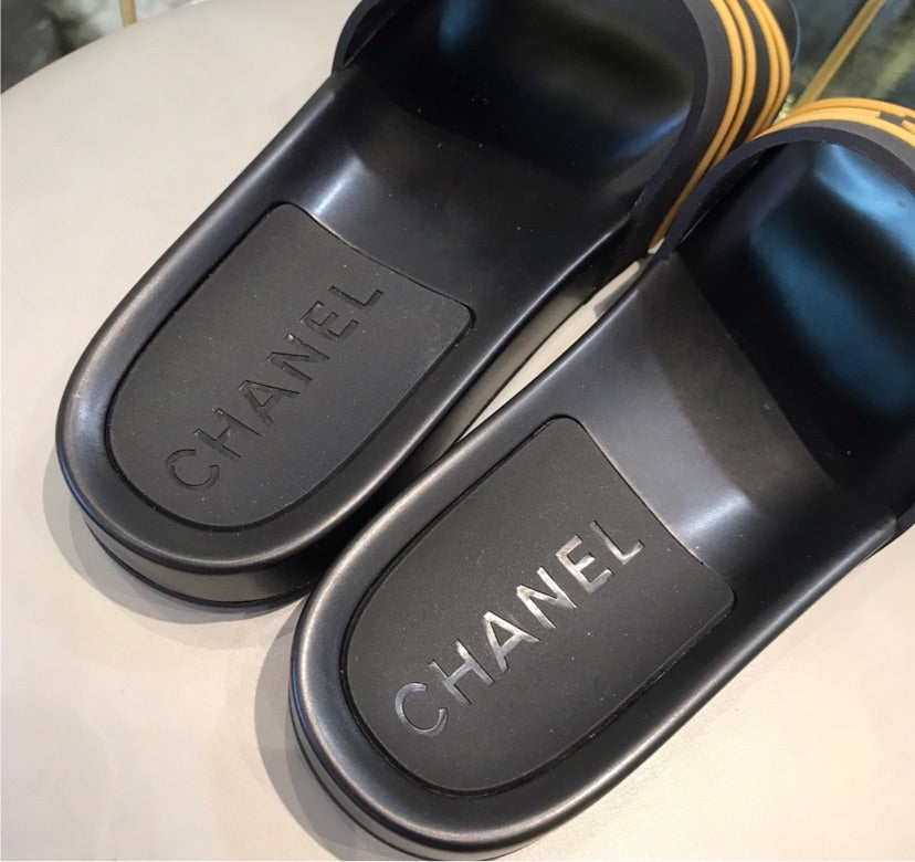 Black/gold woman Chanel slides