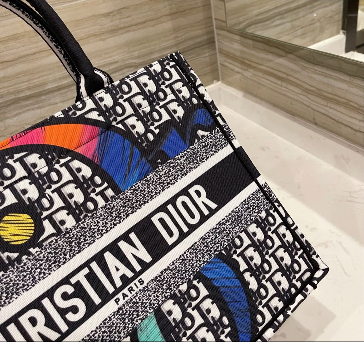 Large woman Dior shoulder handbag