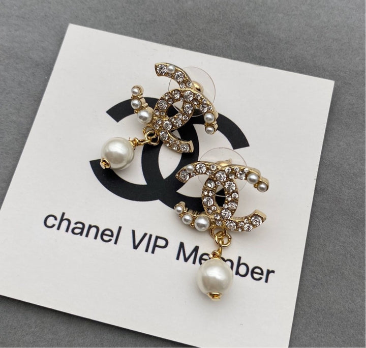 Woman new Chanel earring