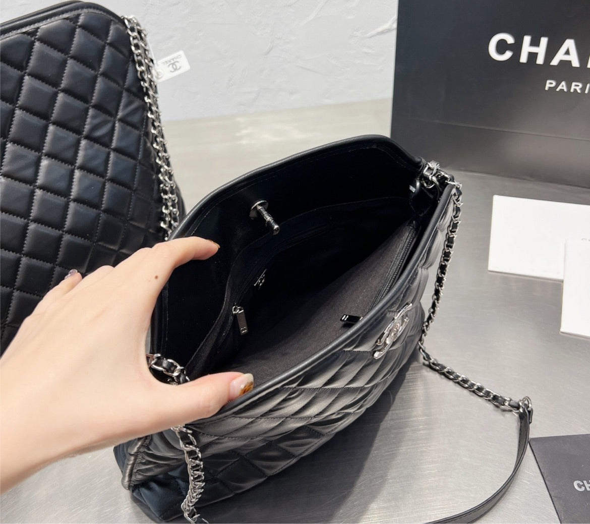Woman Chanel shoulder handbag
