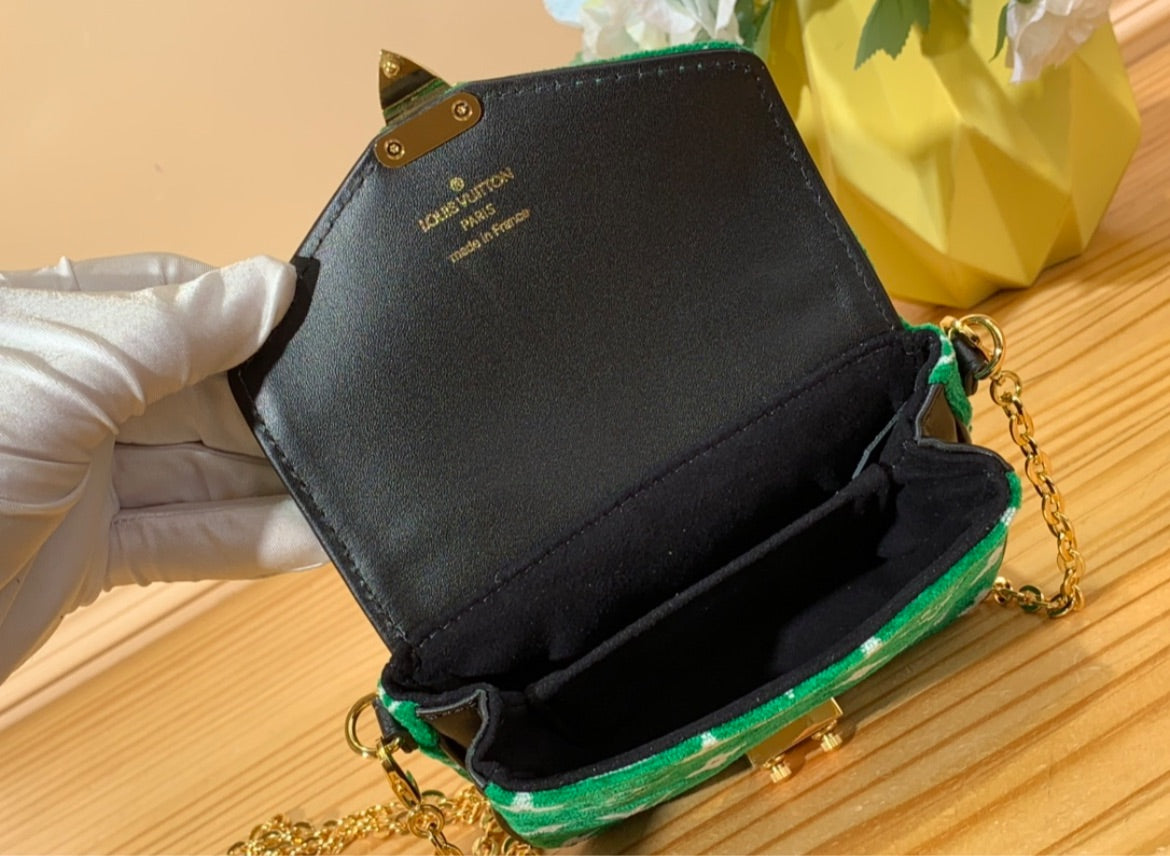 New LV woman crossbody / shoulder bag