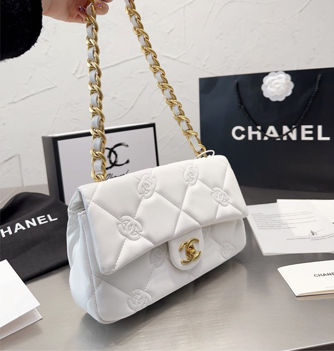 Woman Chanel ( CC) shoulder bag