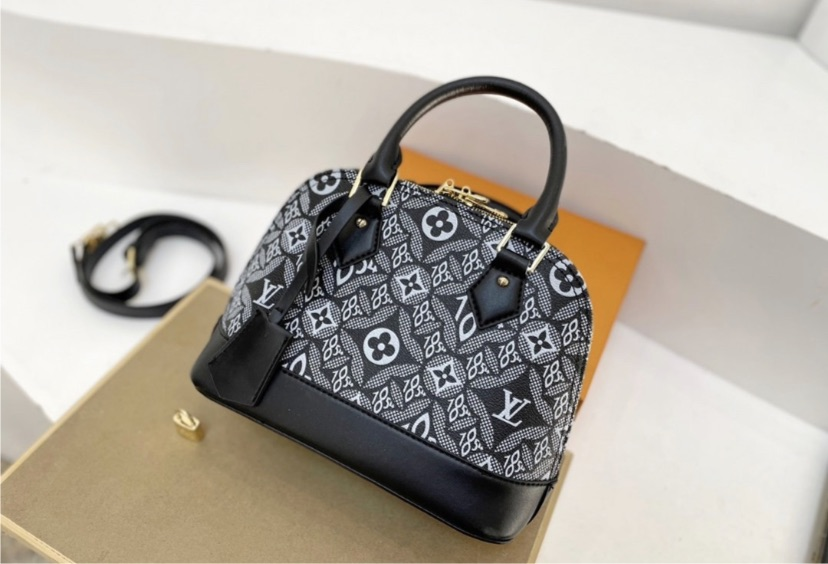 Woman LV shoulder handbag