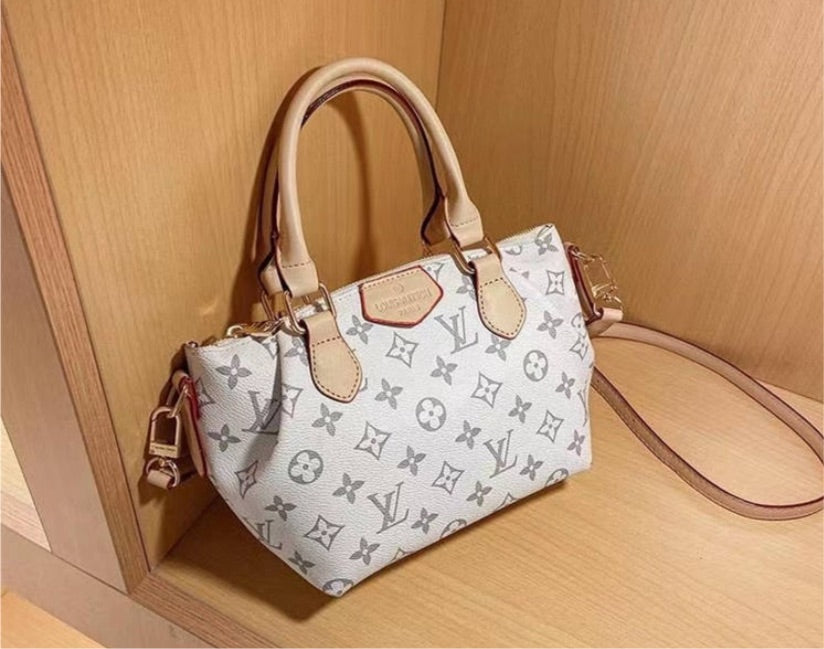 New LV woman cute shoulder handbag