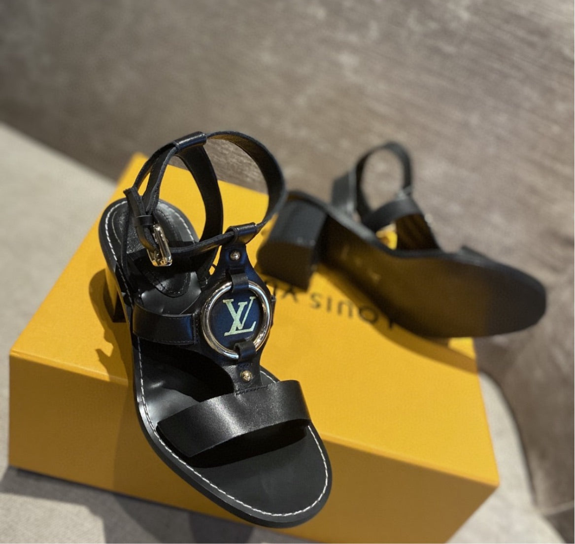 LV woman low heel sandal