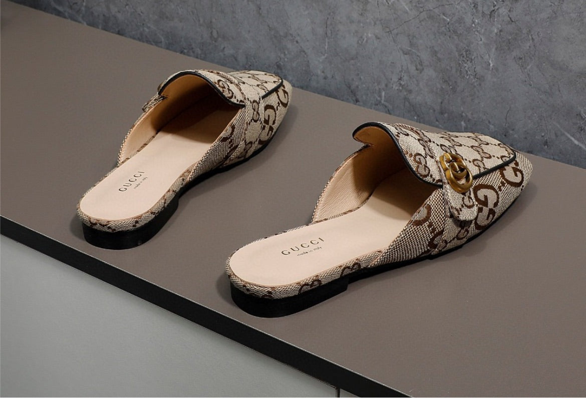 New woman Gucci slide in shoes