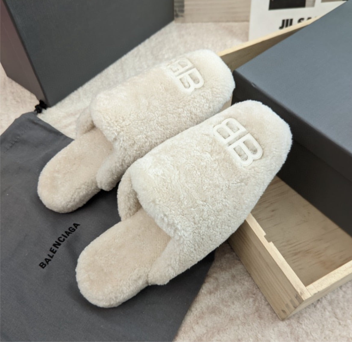 Comfy Balenciaga house shoe