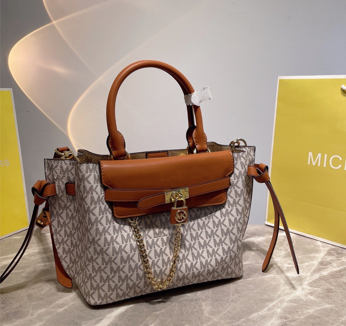 Michael kors woman shoulder handbag