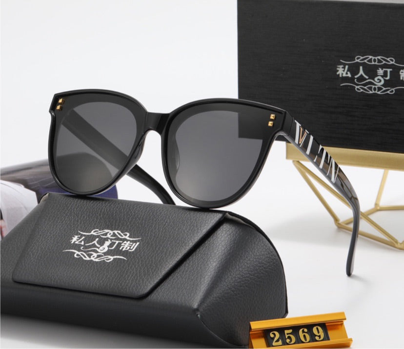 Valentino shades woman