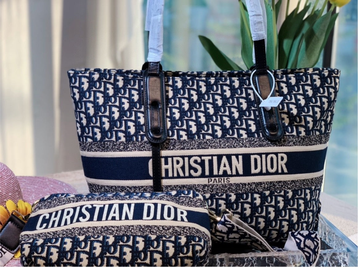 Woman Dior shoulder handbag