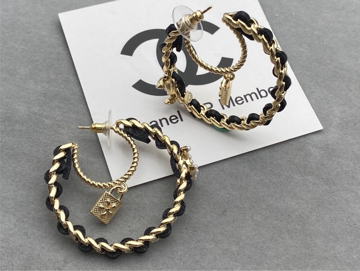 New Chanel woman earring