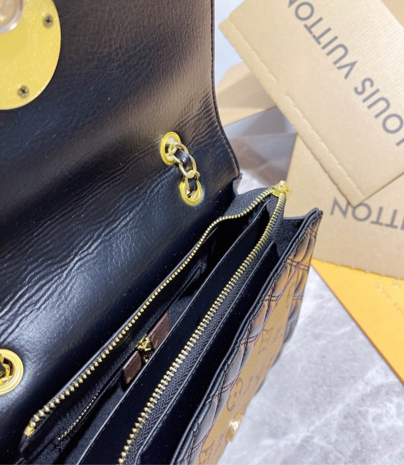 Woman LV shoulder handbag