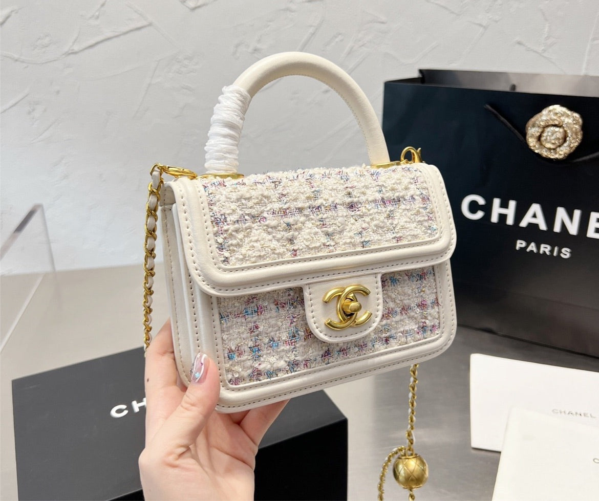 Woman new Chanel shoulder handbag