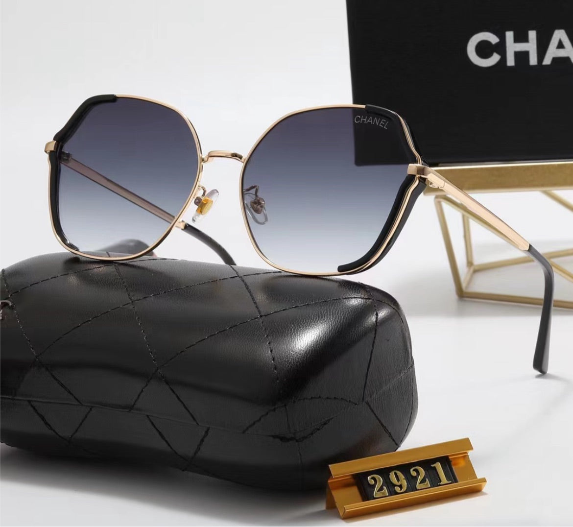 Woman Chanel new sunglasses
