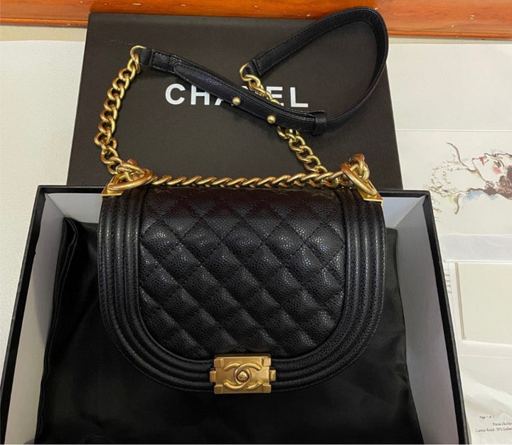 Woman Chanel crossbody handbag
