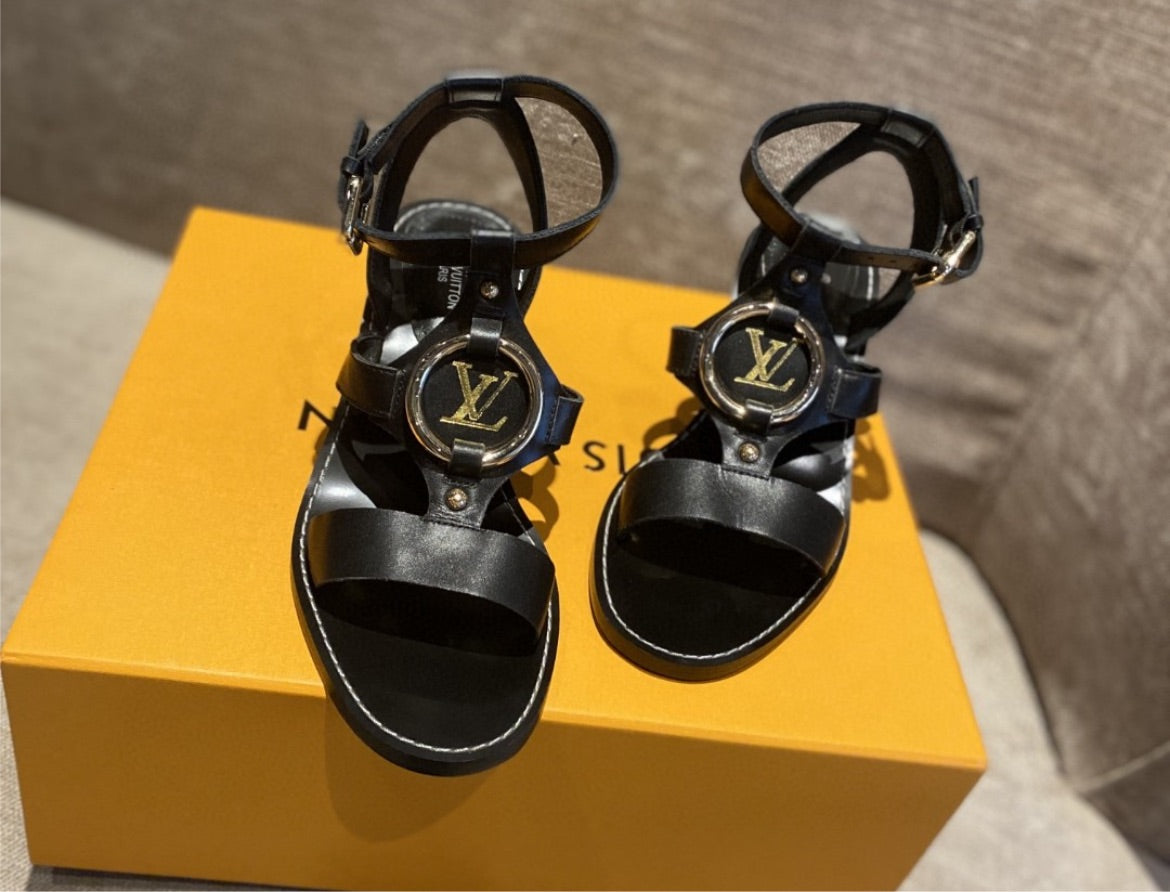 LV woman low heel sandal