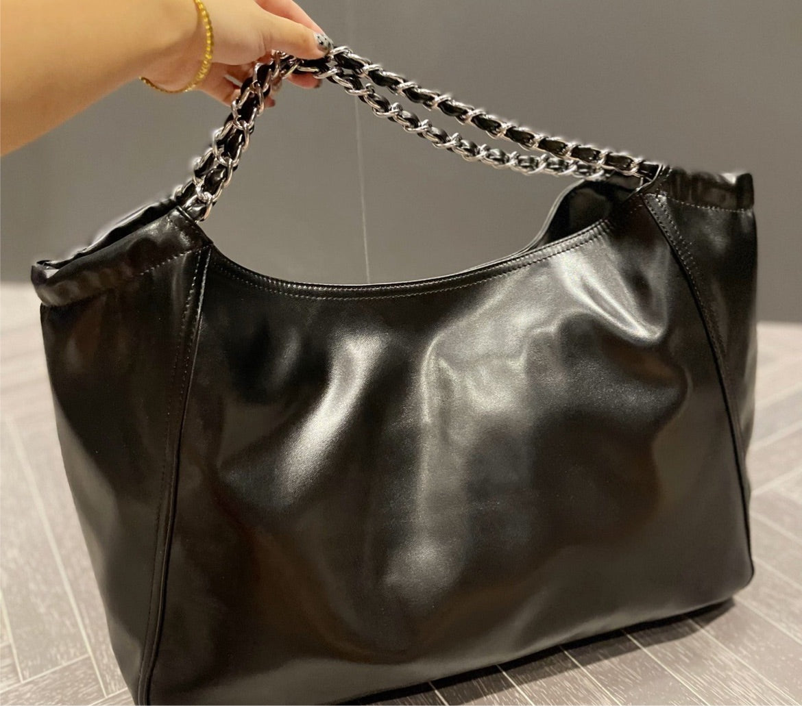 Woman Chanel  new shoulder bag