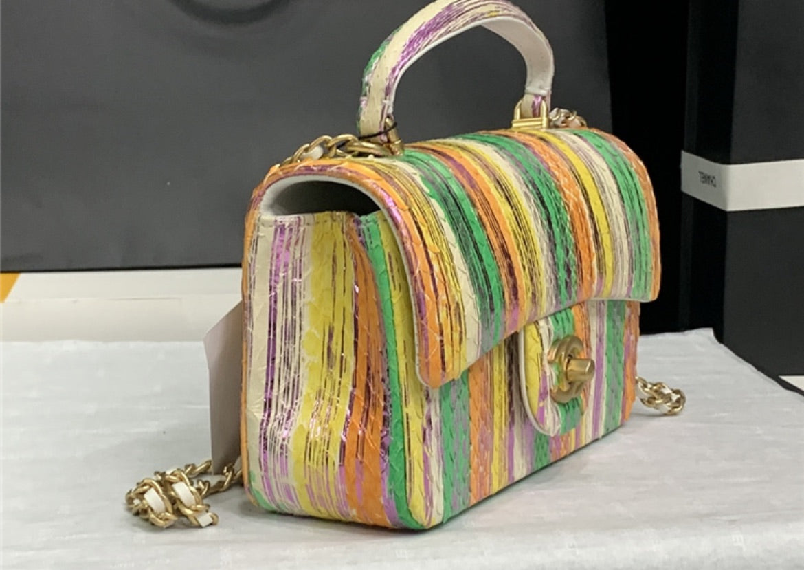 New woman Chanel shoulder handbag