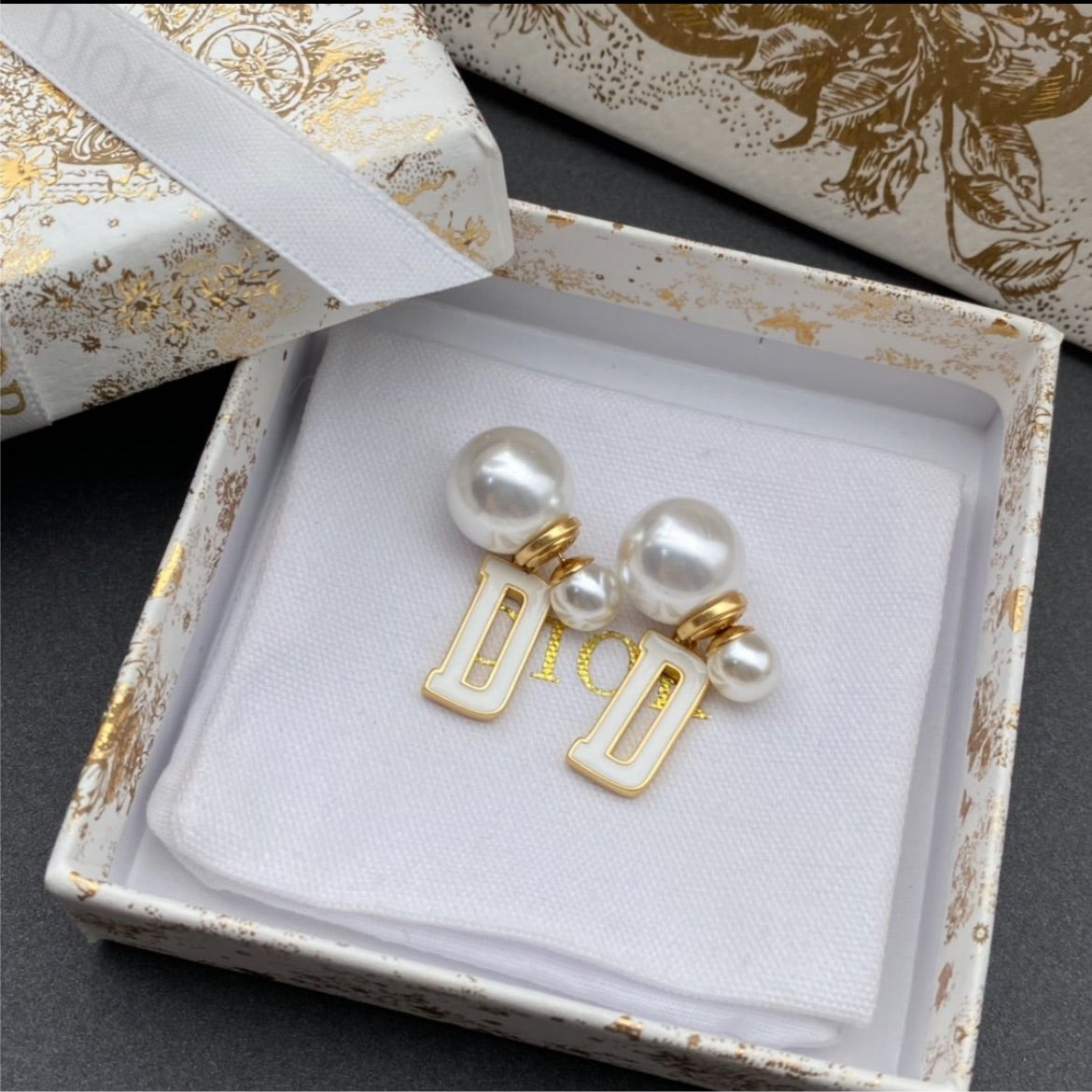 Dior pearl woman earring