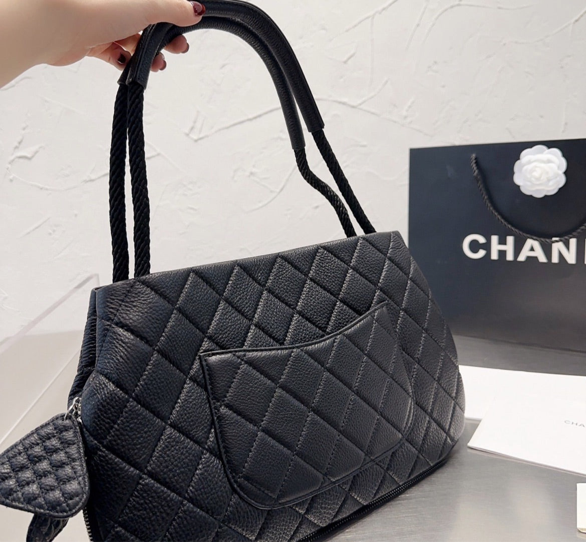 Chanel woman black shoulder bag