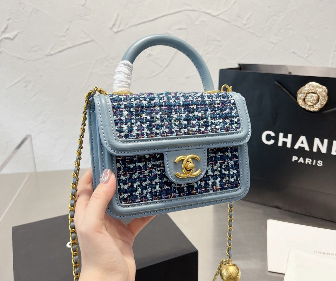 Woman new Chanel shoulder handbag
