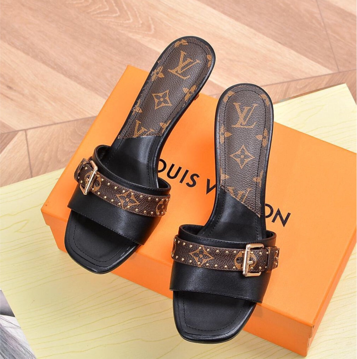 New LV woman slip on shoes