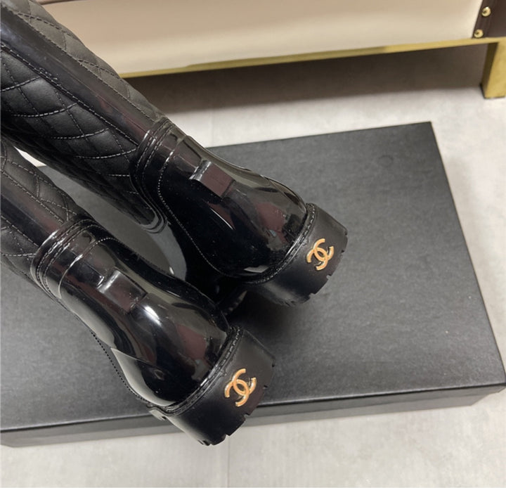 Woman Chanel boots