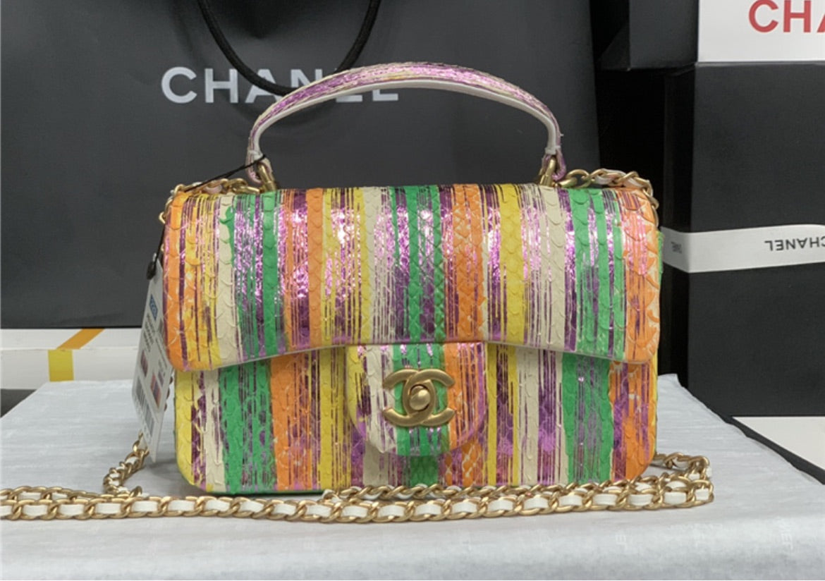 New woman Chanel shoulder handbag