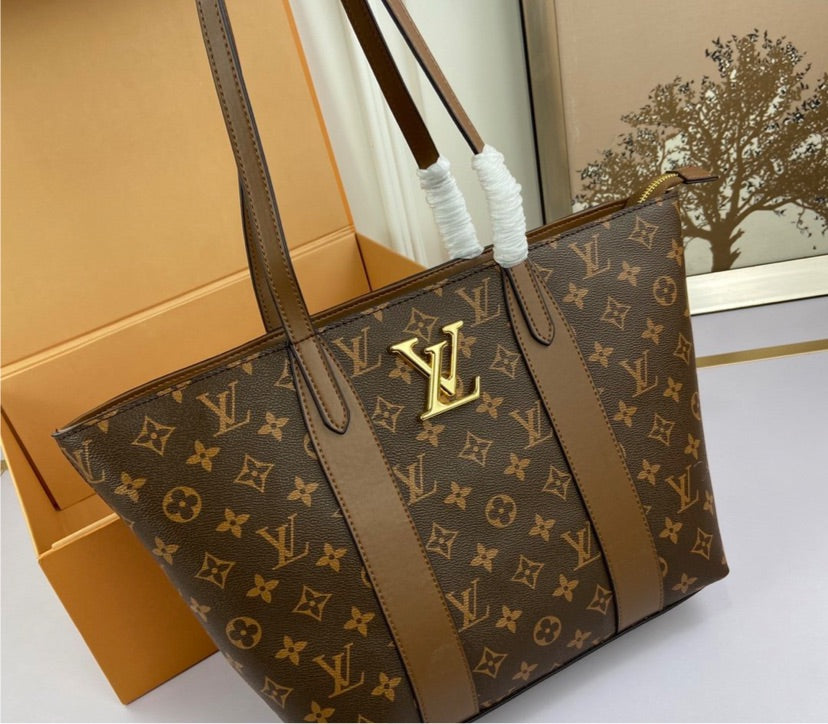 Woman LV shoulder handbag
