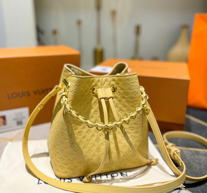 Louis V woman shoulder handbag