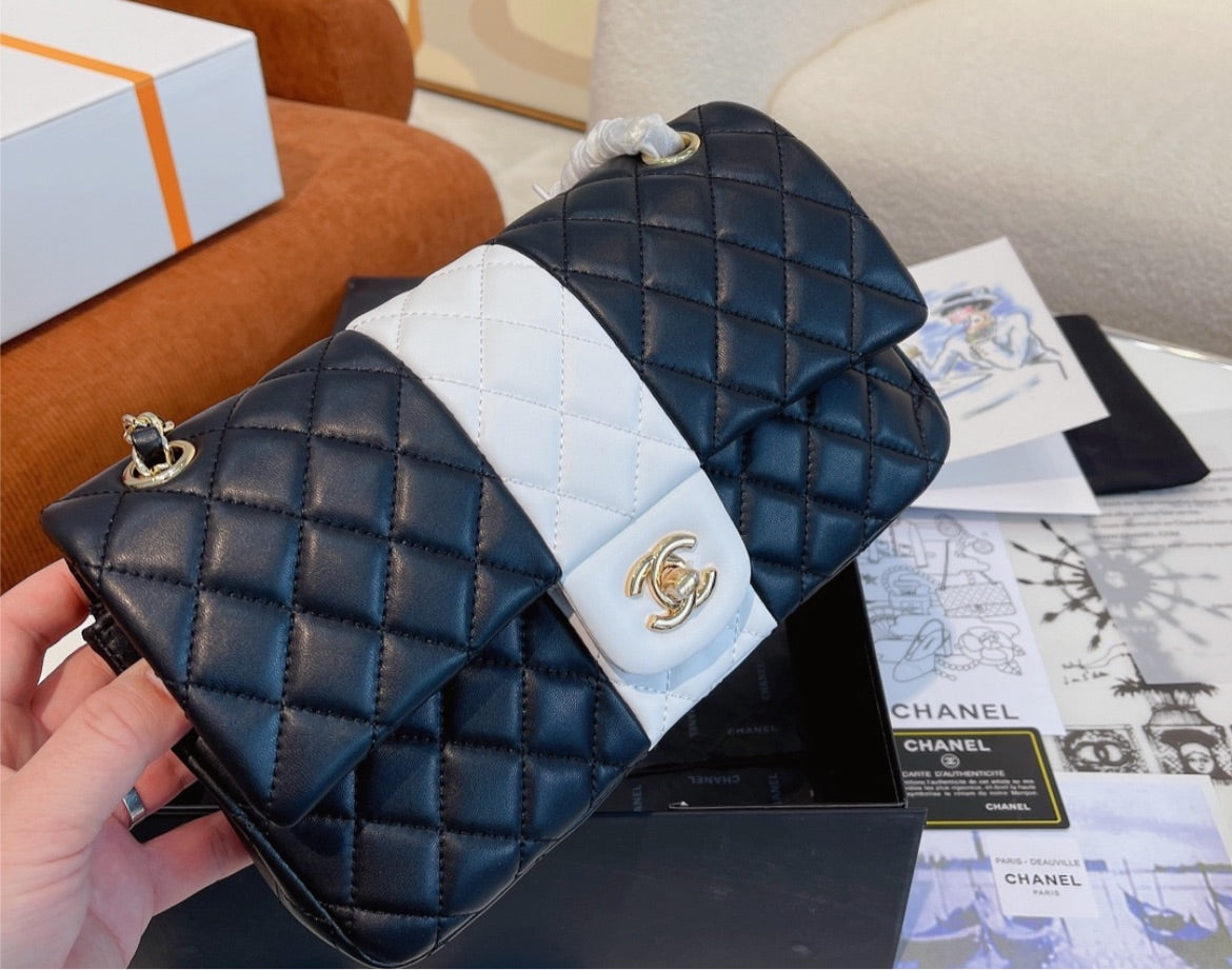 Black/white Chanel woman shoulder bag