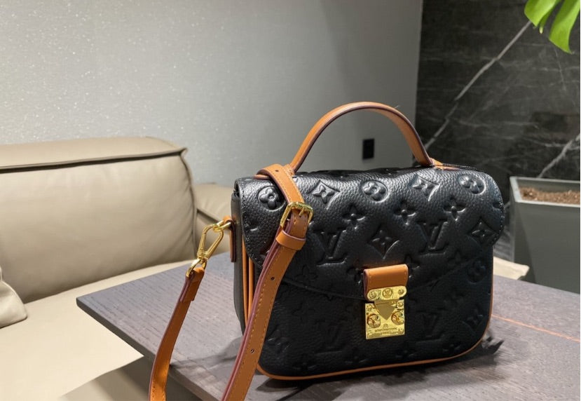 Woman LV crossbody handbag
