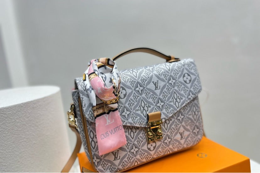 Woman LV shoulder handbag