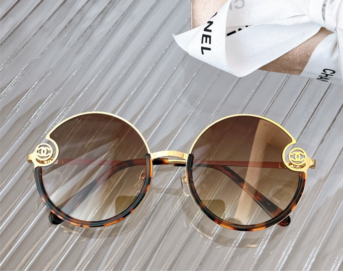 New Chanel woman sunglasses