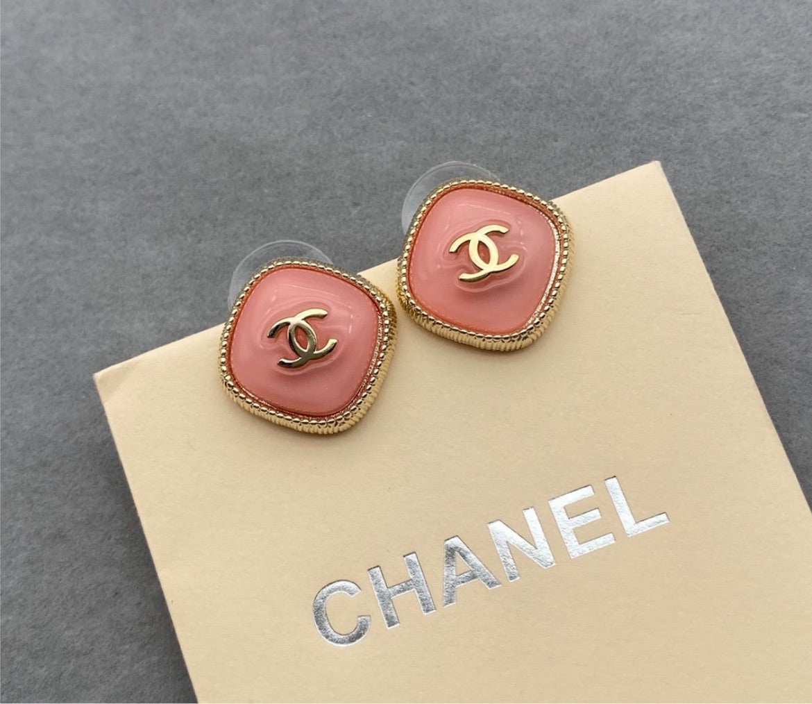 New woman Chanel earring
