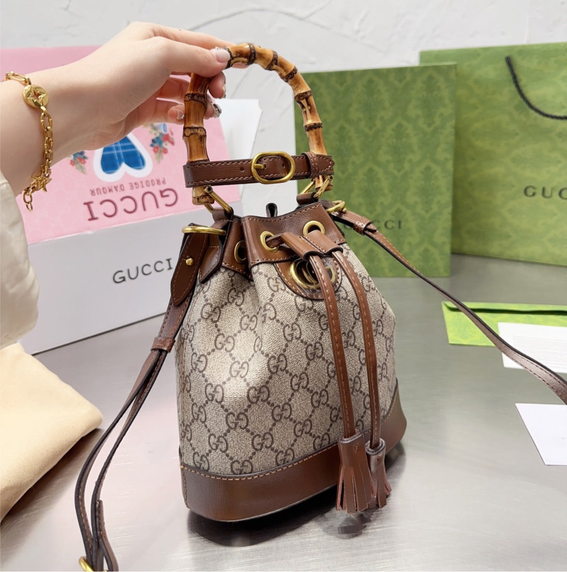 Woman Gucci shoulder handbag 23