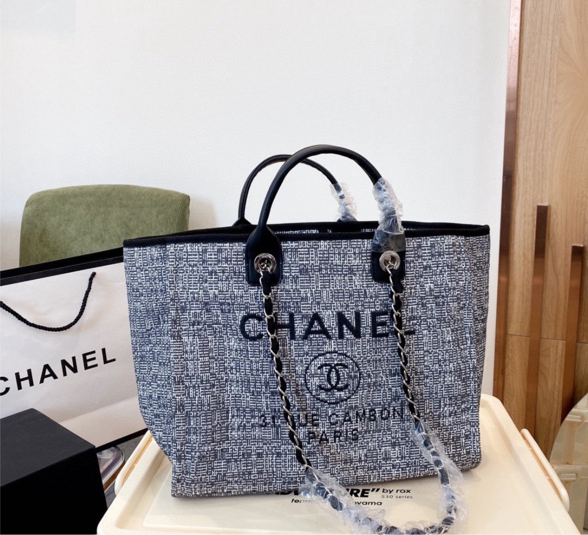 Woman new Chanel shoulder handbag