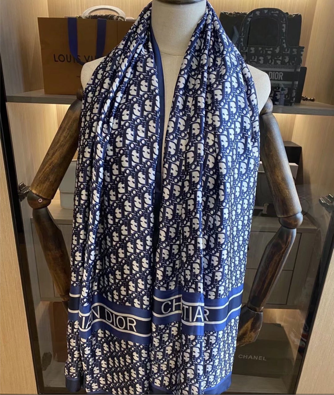 Woman Dior scarf