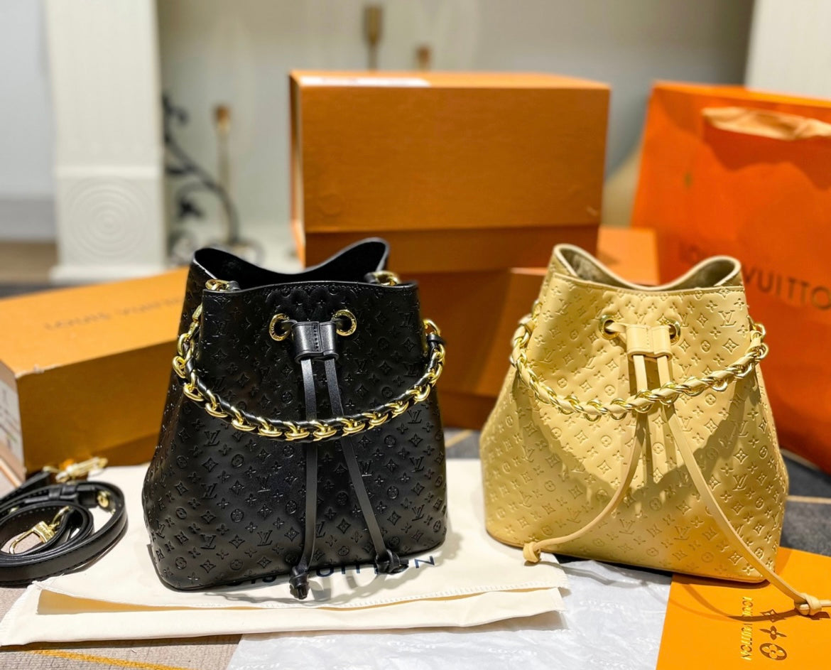 Louis V woman shoulder handbag