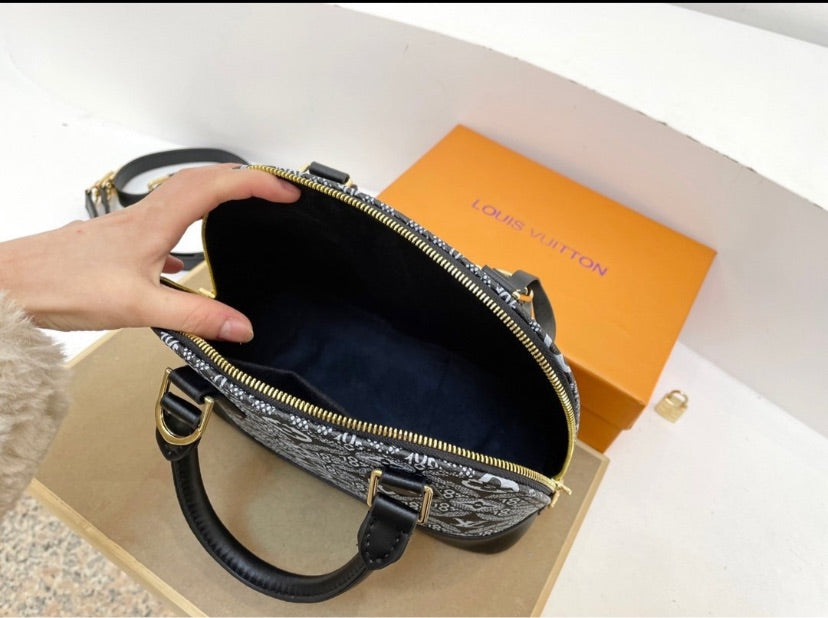 Woman LV shoulder handbag
