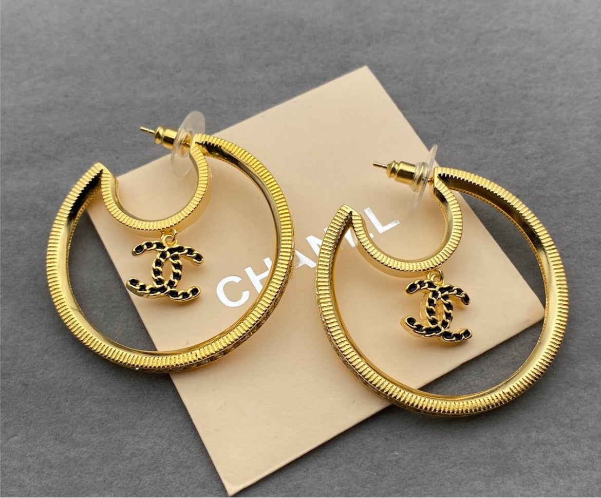 New Chanel woman earring