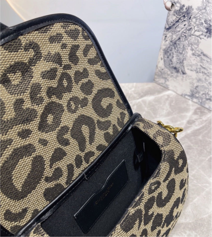 Woman new Dior shoulder handbag