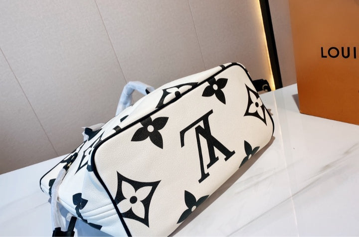 Black/white LV woman shoulder Bag