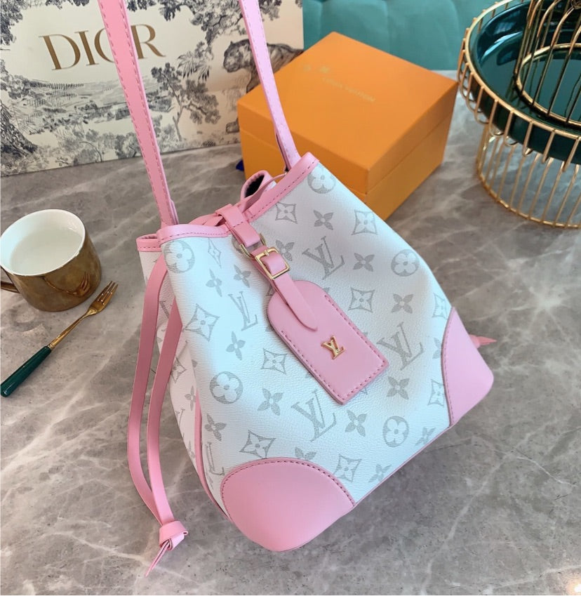 LOUIS V woman shoulder handbag