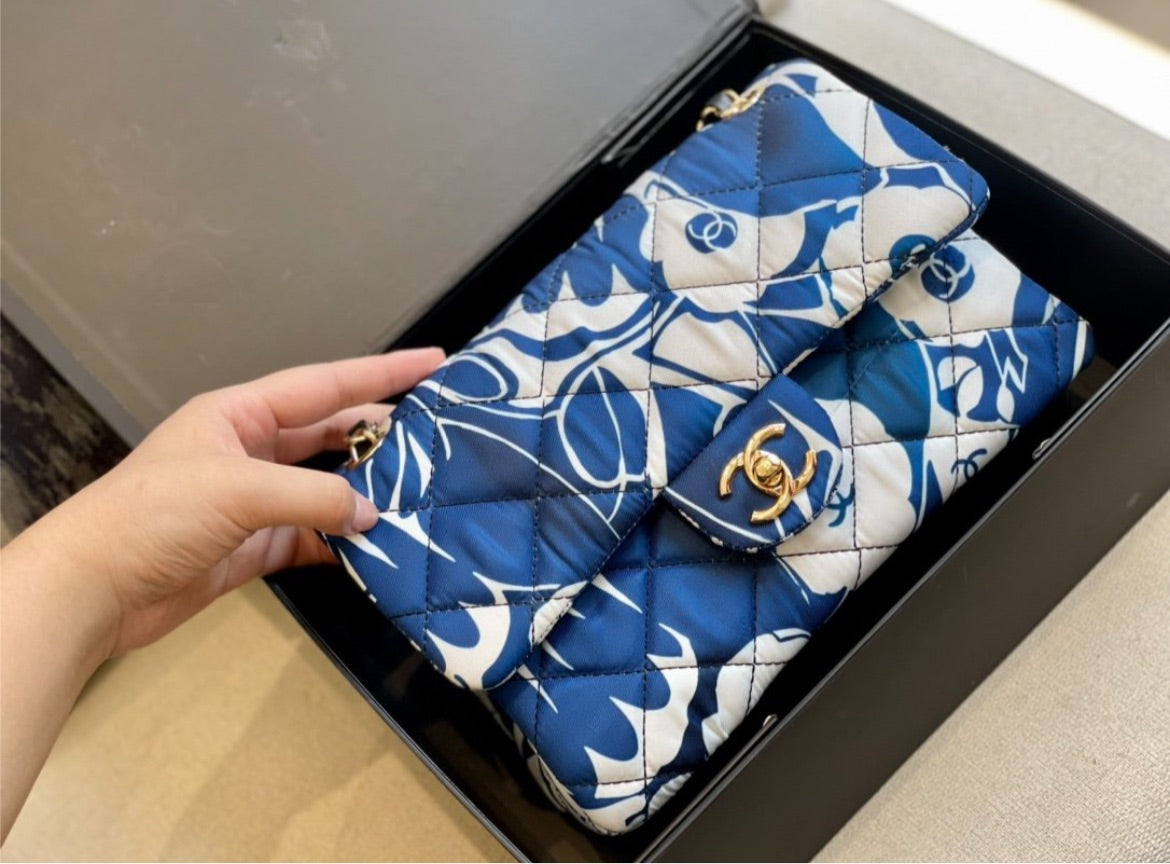 New woman Chanel shoulder handbag